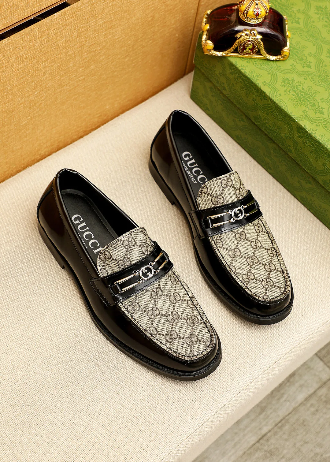 Men's shoes 💰480 💐 Product trademark: GUCCI "Gucci" casual leather shoes Regular size: 38-44 (45.46🉑️customized) Product materials: Selected imported first-layer calfskin embossed upper + luxury hardware buckle, imported water-dyed cowhide leather lining. Strong three-dimensional visual effect, original outsole color: 2 colors available